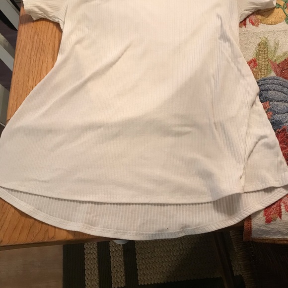 Solid white basic shirt. - Picture 3 of 3